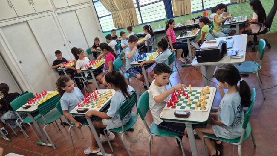 crianças jogando xadrez