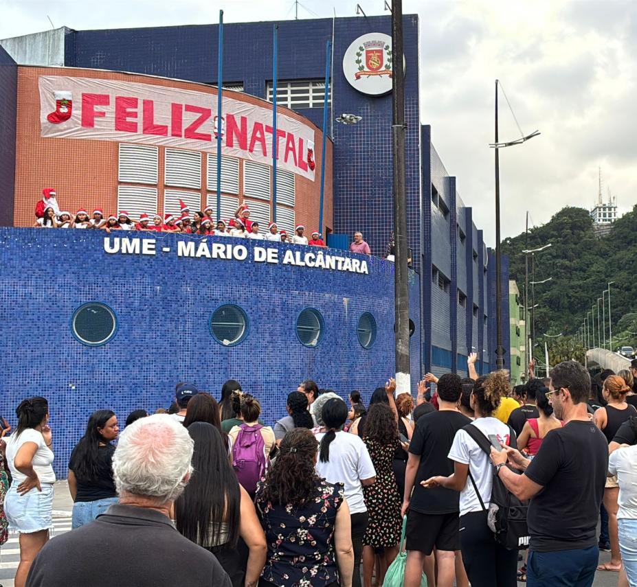 pessoas vendo as crianças cantando #paratodosverem 