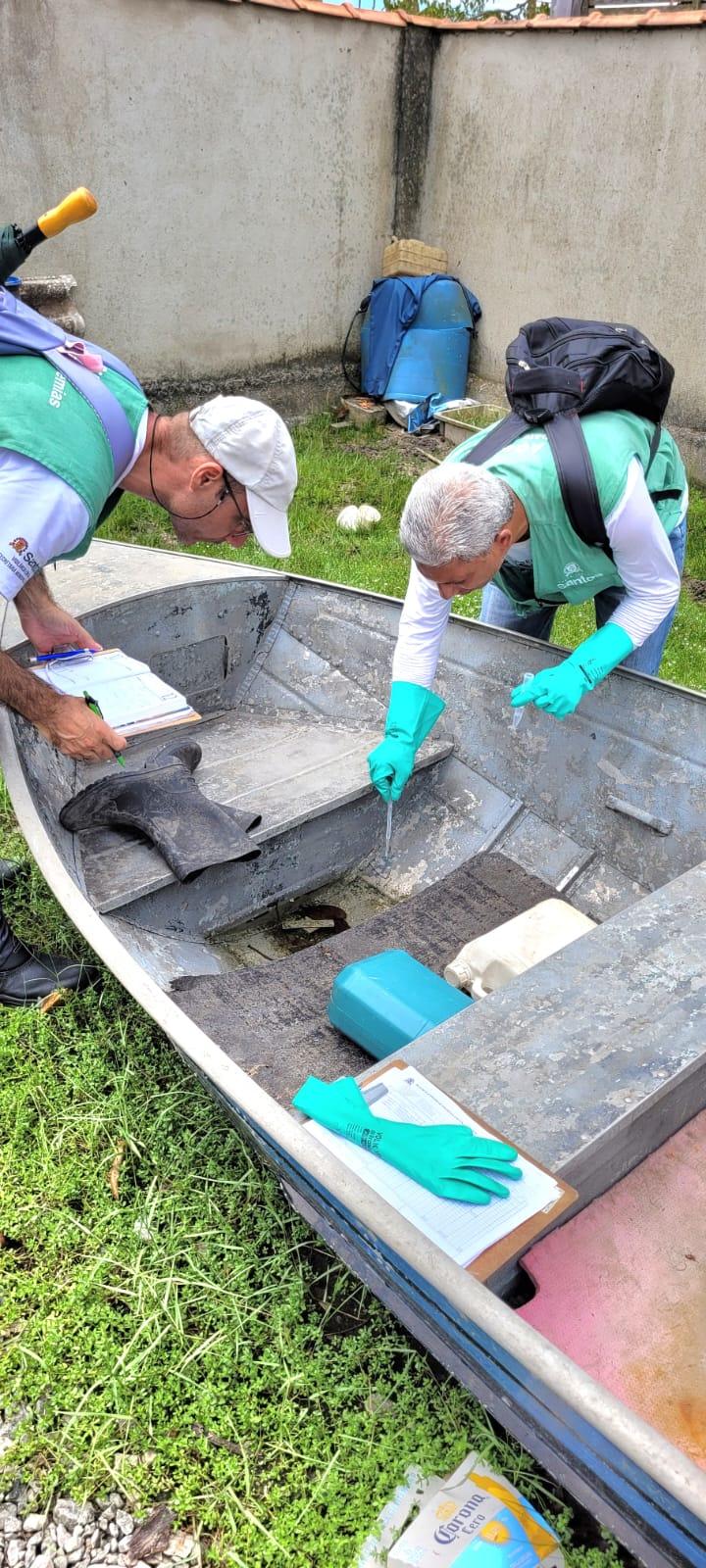 agentes verificam larvas em barco #paratodosverem