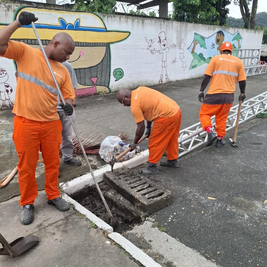 operários limpando a drenagem #paratodosverem