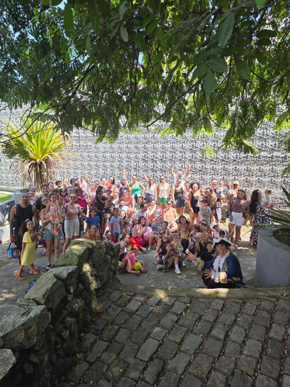 alunos e familiares com o pirata bob cavendish. #paratodosverem