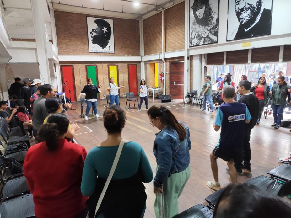 pessoas em atividade em círculo #paratodosverem