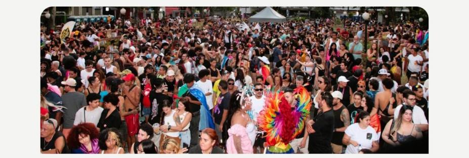 pessoas reunidas em uma praça #paratodosverem