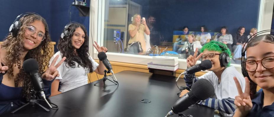 alunas participando do podcast #paratodosverem
