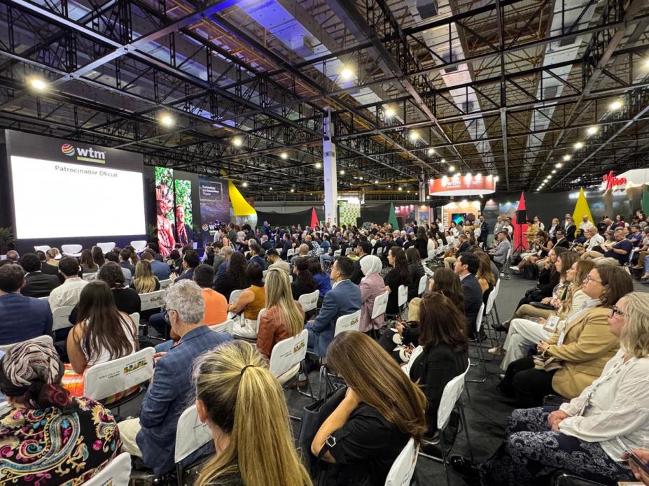 pessoas acompanhando o evento #paratodosverem 
