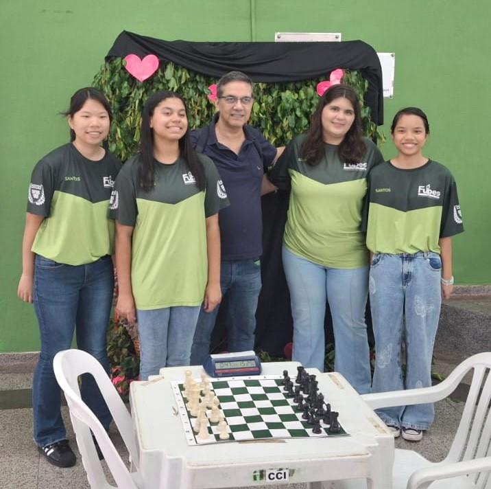 A equipe de xadrez feminina. #Paratodosverem