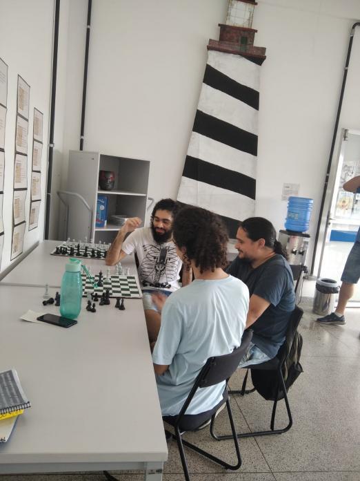 jovens aprendem a jogar xadrez. #paratodosverem