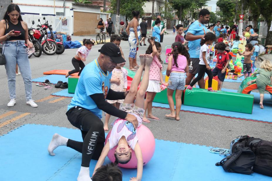 instrutor ajuda menina a dar estrela no solo. #paratodosverem 