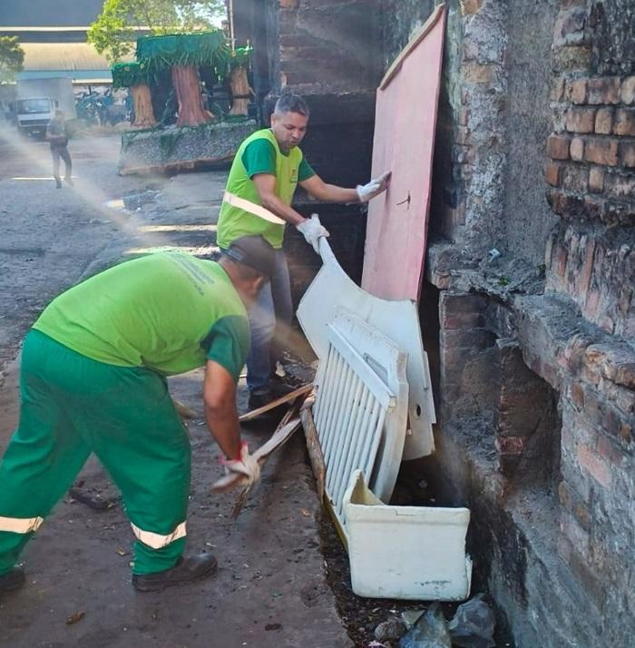 pessoas trabalhando em rua