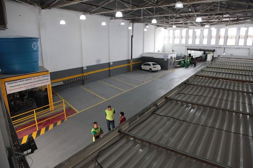 Galpão amplo e iluminado, com espaços para estacionamento. #paratodosverem