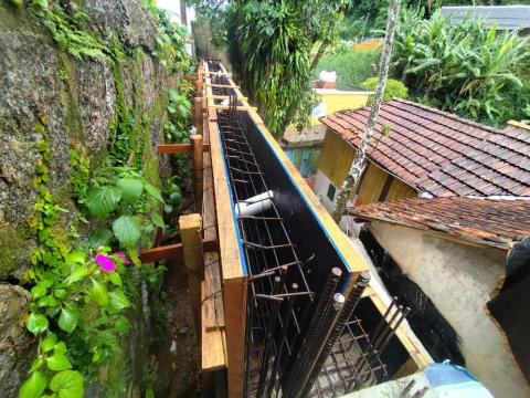 muro de arrimo em construção #paratodosverem 