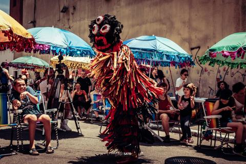 boneco grande perto de pessoas #paratodosverem