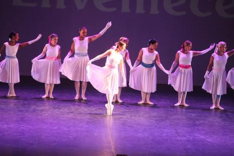 mulheres dançando em palco #paratodosverem