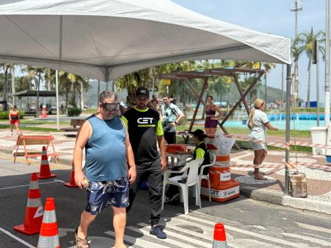 duas pessoas debaixo de uma tenda #paratodosverem