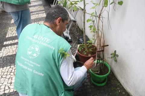agente olha vaso em residência #paratodosverem