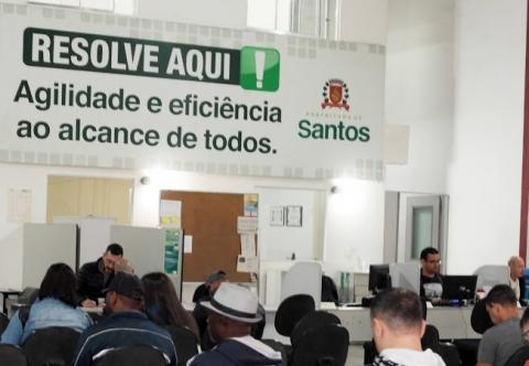 pessoas aguardando atendimento no resolve aqui #paratodosverem 