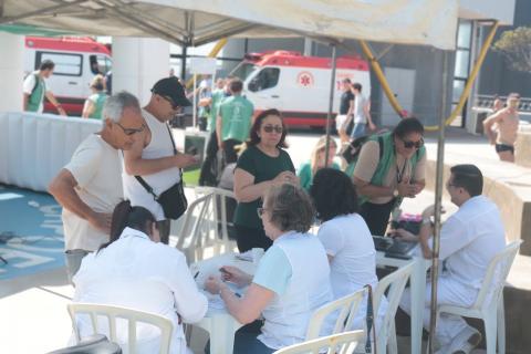 pessoas debaixo de uma tenda #paratodosverem