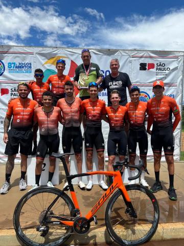 Foto da equipe de ciclismo masculino. #Paratodosverem