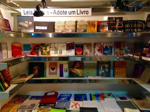 livros expostos em estande do leia santos #paratodosverem 