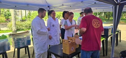 pessoas durante a vacinação #paratodosverem 