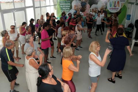 pessoas da terceira idade se movimentam em vila criativa. #paratodosverem