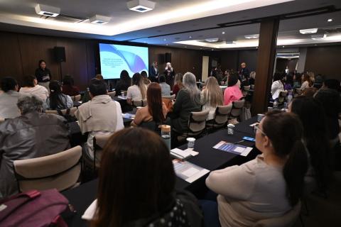 profissionais da saúde sentados no auditório na capacitação #paratodosverem