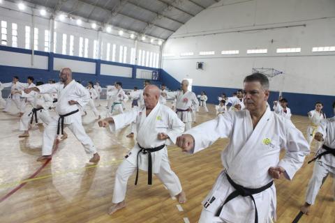 atletas fazendo movimentos de carate #paratodosverem
