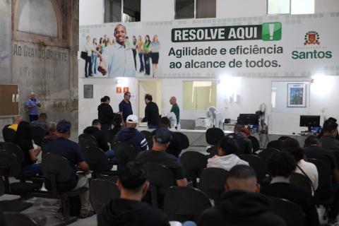 Pessoas aguardam atendimento no resolve aqui. #Paratodosverem.