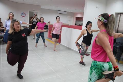 mulheres fazendo alongamento #paratodosverem 