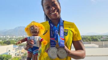 Vanessa e as medalhas dos Jogos. #Paratodosverem