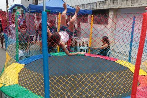 criança em pula pula #paratodosverem