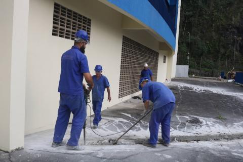 operários atuando na obra #paratodosverem 