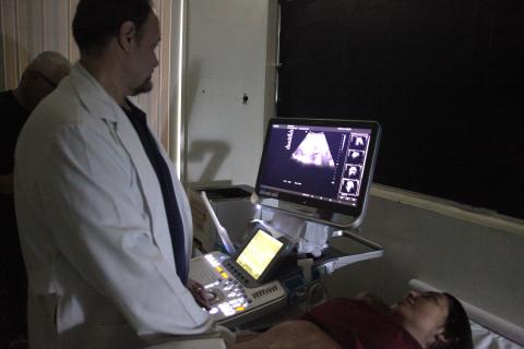 médico radiologista realiza ultrassonografia em paciente #paratodosverem