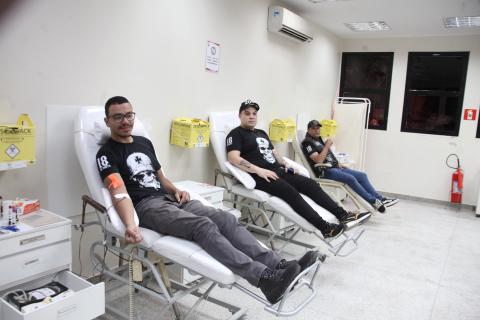 Doadores doando sangue #paratodosverem