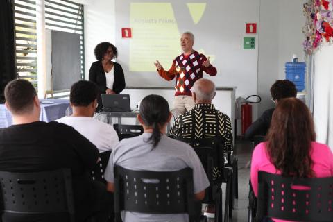pessoas acompanham a aula #paratodosverem