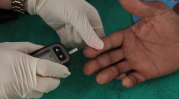 mão passa por teste de glicemia #paratodosverem 