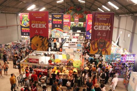 pessoas caminhando no galpão do festival #paratodosverem