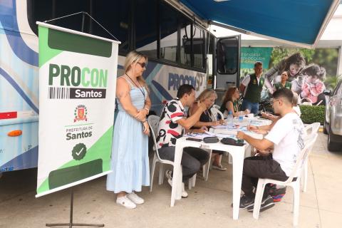 pessoas sendo atendidas no procon móvel #paratodosverem