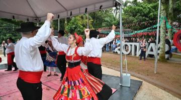 pessoas fantasiadas dançando #paratodosverem