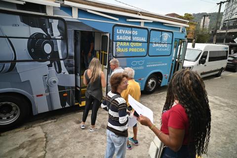 pessoas na fila do atendimento do ônibus #paratodosverem