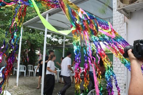 pessoas dançando no caps #paratodosverem 