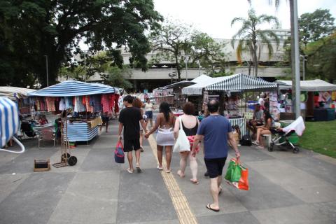 pessoas andando na feirarte #paratodosverem