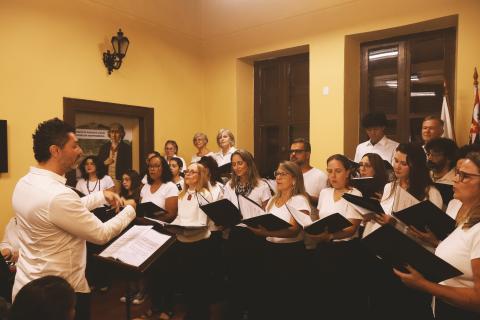 pessoas cantando em coral #paratodosverem 