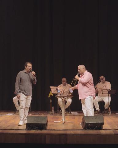 músicos se apresentam em palco #paratodosverem 