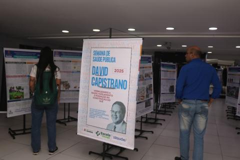 pessoas olhando exposição #paratodosverem