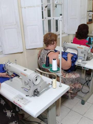 mulheres costurando #paratodosverem 