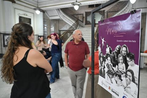 pessoas olhando as fotos #paratodosverem