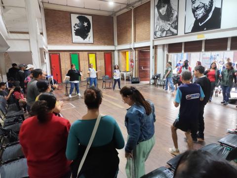 pessoas em atividade em círculo #paratodosverem
