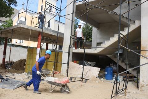 operários atuando em obra #paratodosverem 