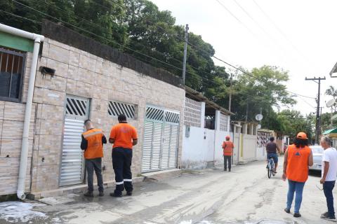 agentes batendo na porta de residências #paratodosverem 